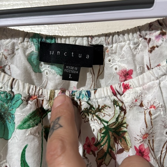 Sanctuary over the shoulder eyelet top size Large - Picture 2 of 7